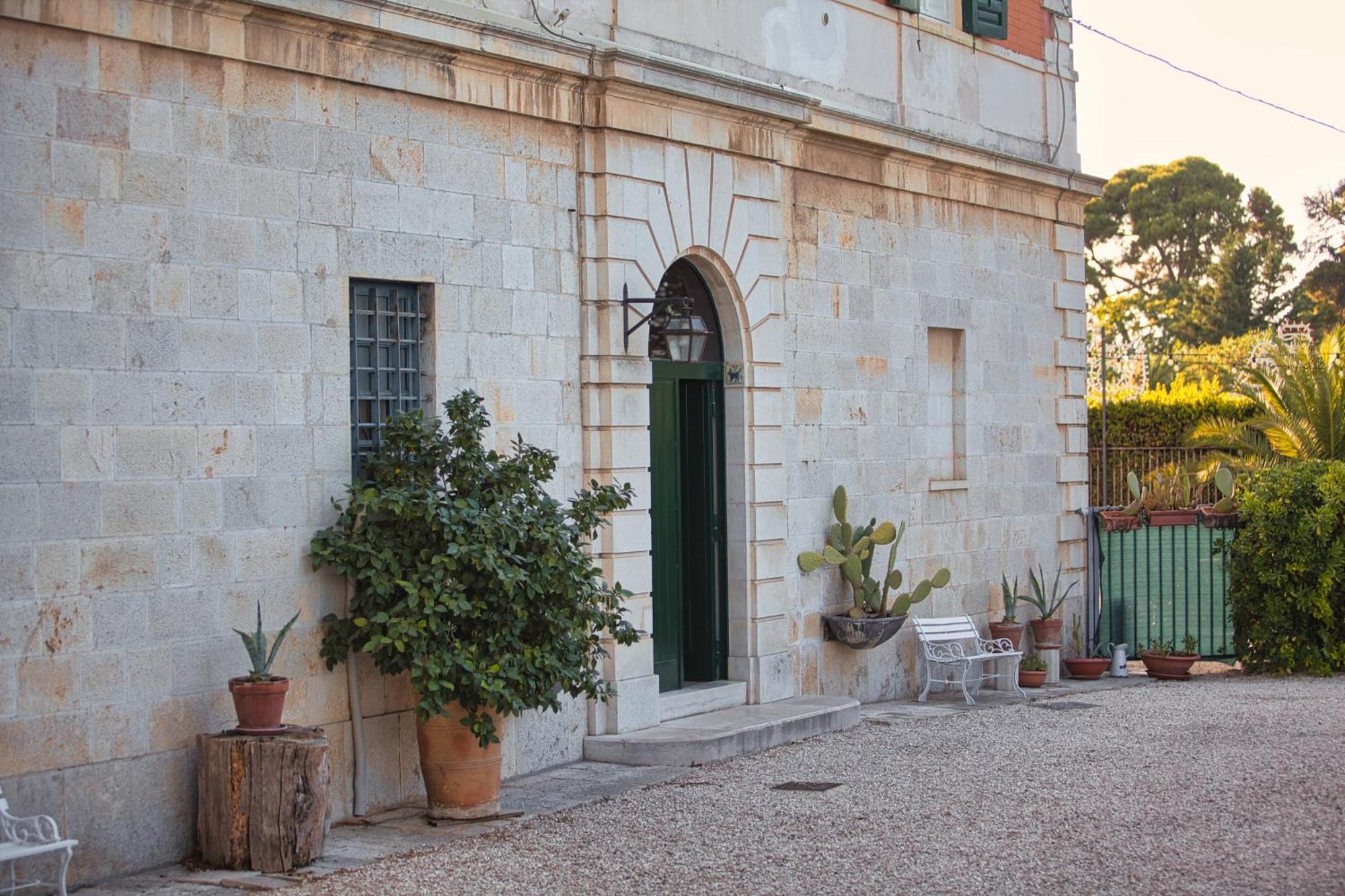 Villa Ceci Dimora Di Storie Andria Bagian luar foto